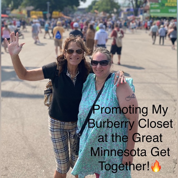 Meet your Posher, Next Show Coming soon! Cast your Vote! Melissa..& family❤️ - Picture 4 of 15